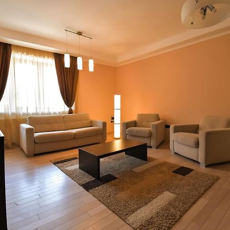 Db Apt - Comfort And Space In The Heart Of Old Town Lägenhet Braşov Exteriör bild